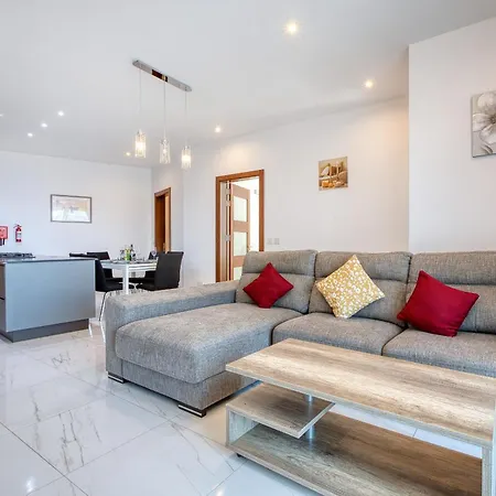Spacious & Bright 3 Bedroom With Balcony Kdeb1-1