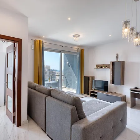 Spacious & Bright 3 Bedroom With Balcony Kdeb1-1