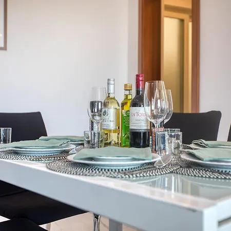 Апартаменты Spacious & Bright 3 Bedroom With Balcony Kdeb1-1 *