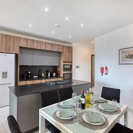 Spacious & Bright 3 Bedroom With Balcony Kdeb1-1 *