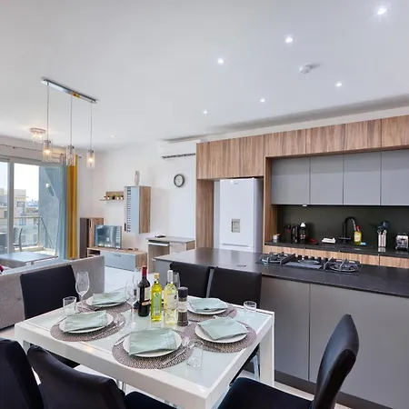 Spacious & Bright 3 Bedroom With Balcony Kdeb1-1 Апартаменты