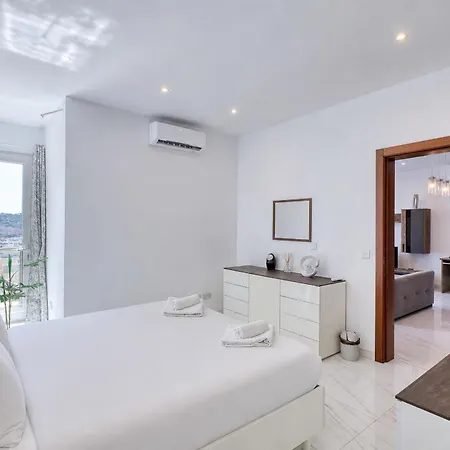 Spacious & Bright 3 Bedroom With Balcony Kdeb1-1